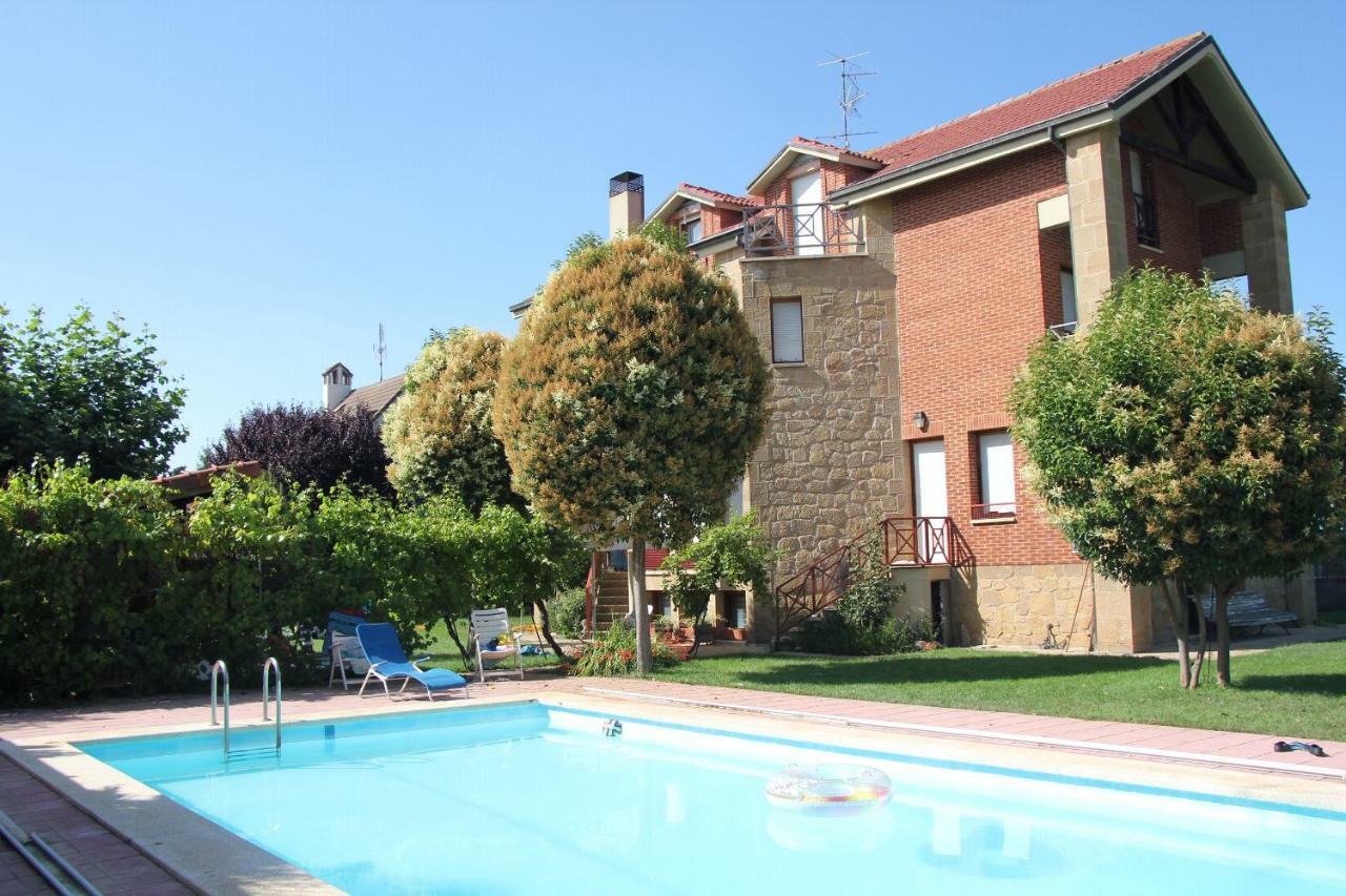 Preciosa Casa Independiente Con Piscina Cubierta Y Gran Jardin Privados Аро Экстерьер фото